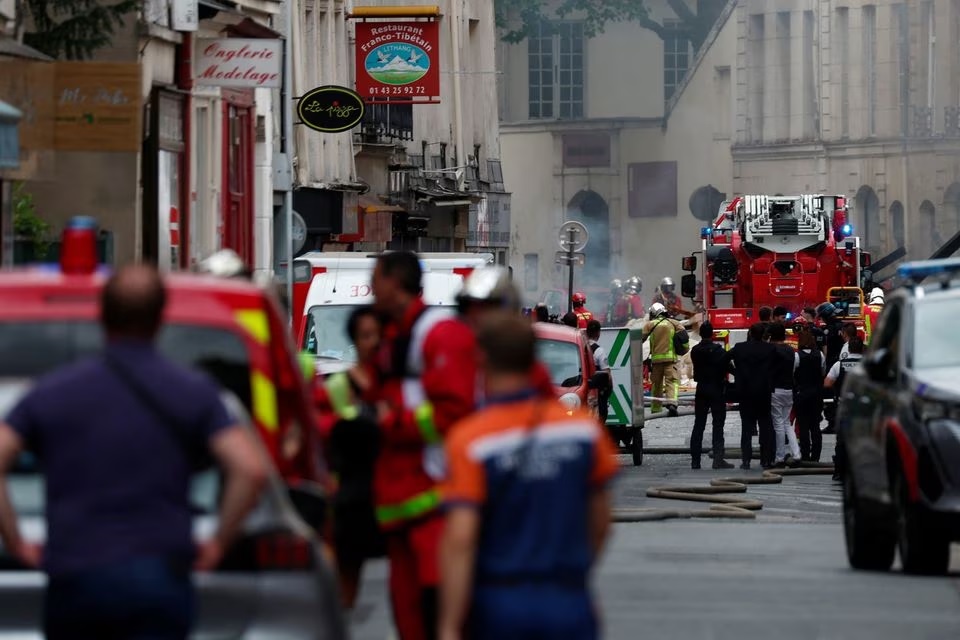 Petugas pemadam kebakaran dan pasukan penyelamat Prancis bekerja setelah beberapa bangunan terbakar setelah ledakan gas di arondisemen kelima Paris, Prancis, 21 Juni 2023. Foto: Reuters/Gonzalo Fuentes.