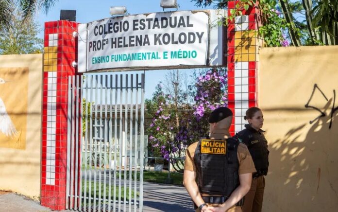 Petugas polisi militer berdiri di depan sekolah umum Profesor Helena Kolody di mana setidaknya satu siswa tewas setelah seorang mantan siswa melepaskan tembakan. Foto: Rei Santos/Reuters.