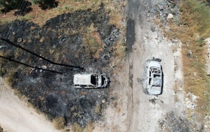 Pemandangan udara menunjukkan kendaraan yang terbakar setelah serangan pemukim Israel di dekat Ramallah di Tepi Barat yang diduduki Israel, 21 Juni 2023. Foto: Reuters/Ammar Awad.