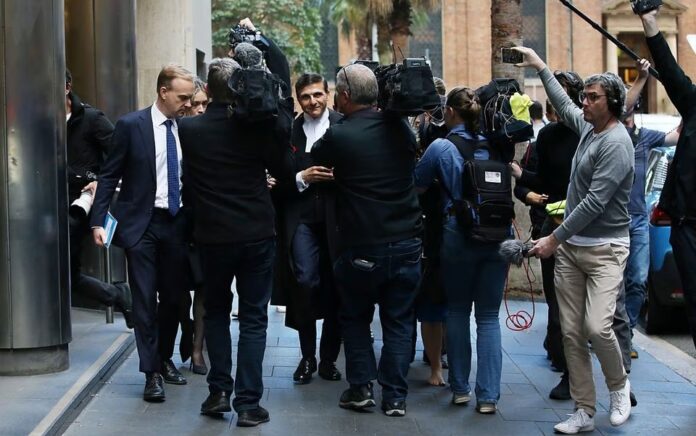 Media mengelilingi Arthur Moses SC, pengacara Ben Roberts-Smith, saat dia meninggalkan Pengadilan Federal Australia di Sydney, Australia 1 Juni 2023. AAP Image/Jane Dempster/Reuters.