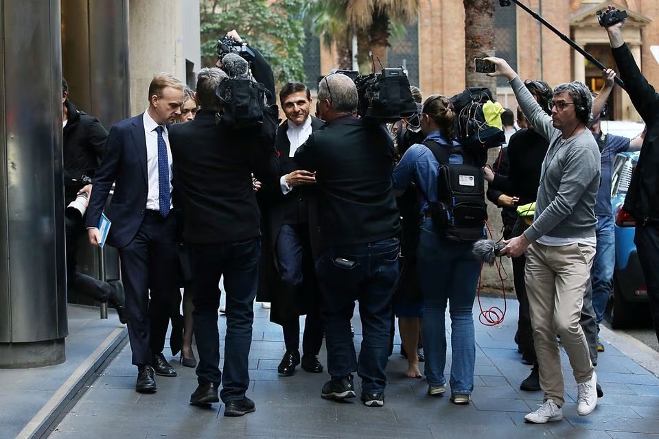 Media mengelilingi Arthur Moses SC, pengacara Ben Roberts-Smith, saat dia meninggalkan Pengadilan Federal Australia di Sydney, Australia 1 Juni 2023. AAP Image/Jane Dempster/Reuters.