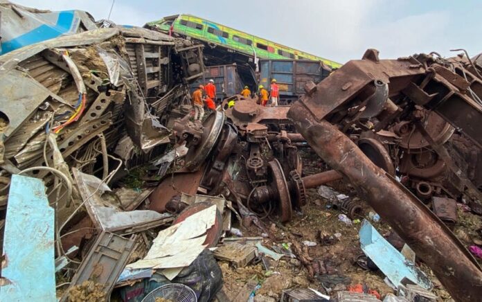 Petugas penyelamat mencari korban selamat di lokasi kecelakaan tabrakan tiga kereta di dekat Balasore, India. Foto: Dibyangshu SARKAR/AFP.