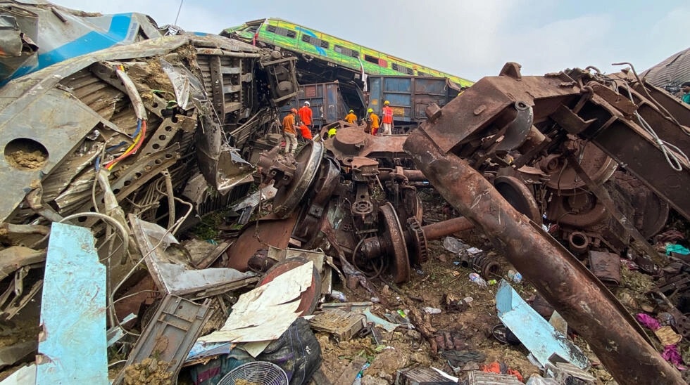 Petugas penyelamat mencari korban selamat di lokasi kecelakaan tabrakan tiga kereta di dekat Balasore, India. Foto: Dibyangshu SARKAR/AFP.