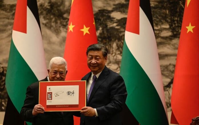 Presiden China Xi Jinping dan Presiden Palestina Mahmud Abbas menghadiri upacara penandatanganan di Aula Besar Rakyat di Beijing, China 14 Juni 2023. Foto: JADE GAO/Pool/Reuters.