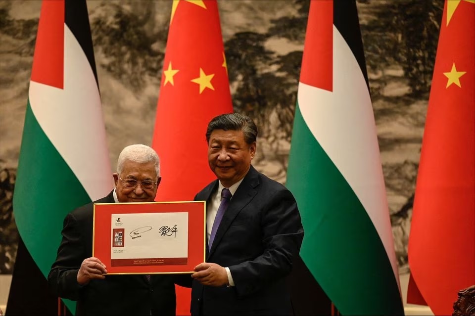 Presiden China Xi Jinping dan Presiden Palestina Mahmud Abbas menghadiri upacara penandatanganan di Aula Besar Rakyat di Beijing, China 14 Juni 2023. Foto: JADE GAO/Pool/Reuters.