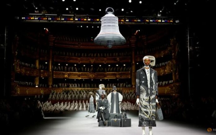 Thom Browne Menampilkan Haute Couture Paris dengan Pertunjukan Dramatis di Opera