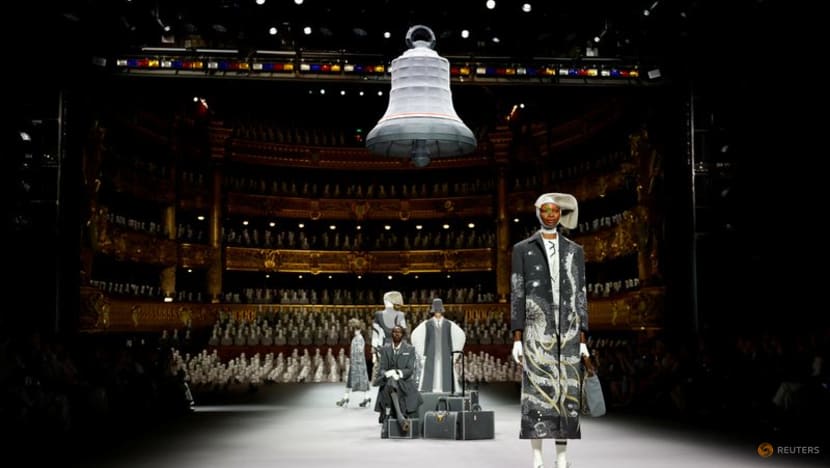 Thom Browne Menampilkan Haute Couture Paris dengan Pertunjukan Dramatis di Opera