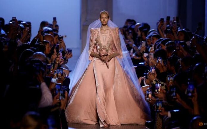 Elie Saab Pusatkan Perhatian pada Jubah untuk Tamasya Haute Couture di Paris