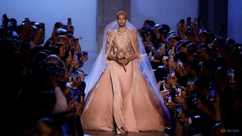 Elie Saab Pusatkan Perhatian pada Jubah untuk Tamasya Haute Couture di Paris