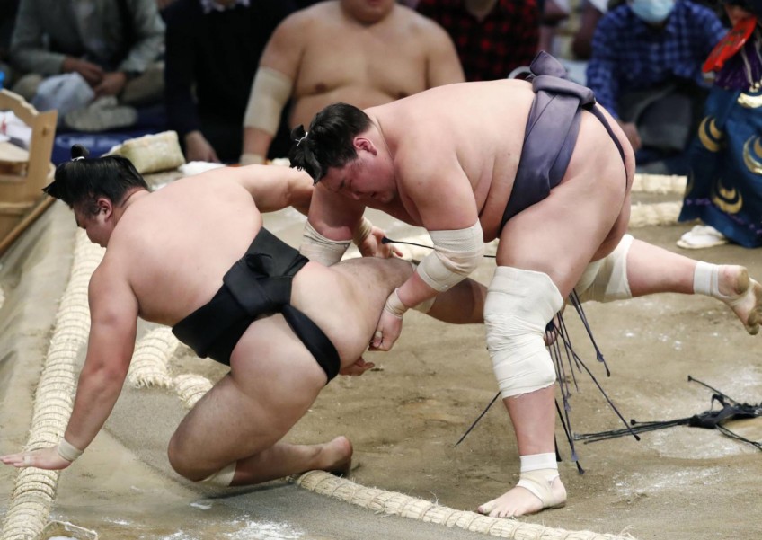 Pensiunan Sumo Jepang Kini Bermain Gulat untuk Menghibur Para Turis