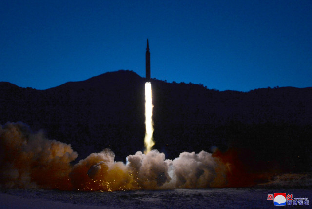 Korea Utara Luncurkan Rudal Balistik Terbarunya, Hwasong-18