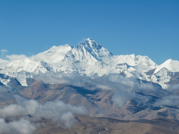 Tim Ekspedisi China Ukur Ketebalan Salju di Puncak Gunung Qomolangma