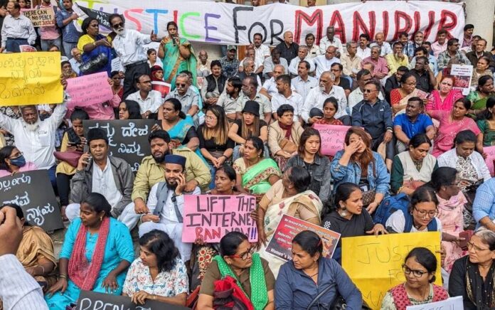 Petugas polisi menahan para demonstran selama protes terhadap dugaan pelecehan seksual terhadap dua wanita suku di negara bagian timur Manipur, di Ahmedabad, India, 23 Juli 2023. Foto: Reuters/Amit Dave.