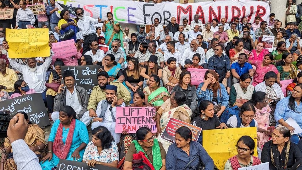 Petugas polisi menahan para demonstran selama protes terhadap dugaan pelecehan seksual terhadap dua wanita suku di negara bagian timur Manipur, di Ahmedabad, India, 23 Juli 2023. Foto: Reuters/Amit Dave.