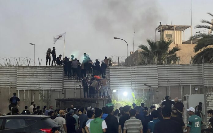 Massa Aksi Serbu dan Bakar Kedutaan Swedia di Baghdad sebagai protes pembakaran Alquran Swedia pada Kamis 20 Juli 2023. Foto: AFP.