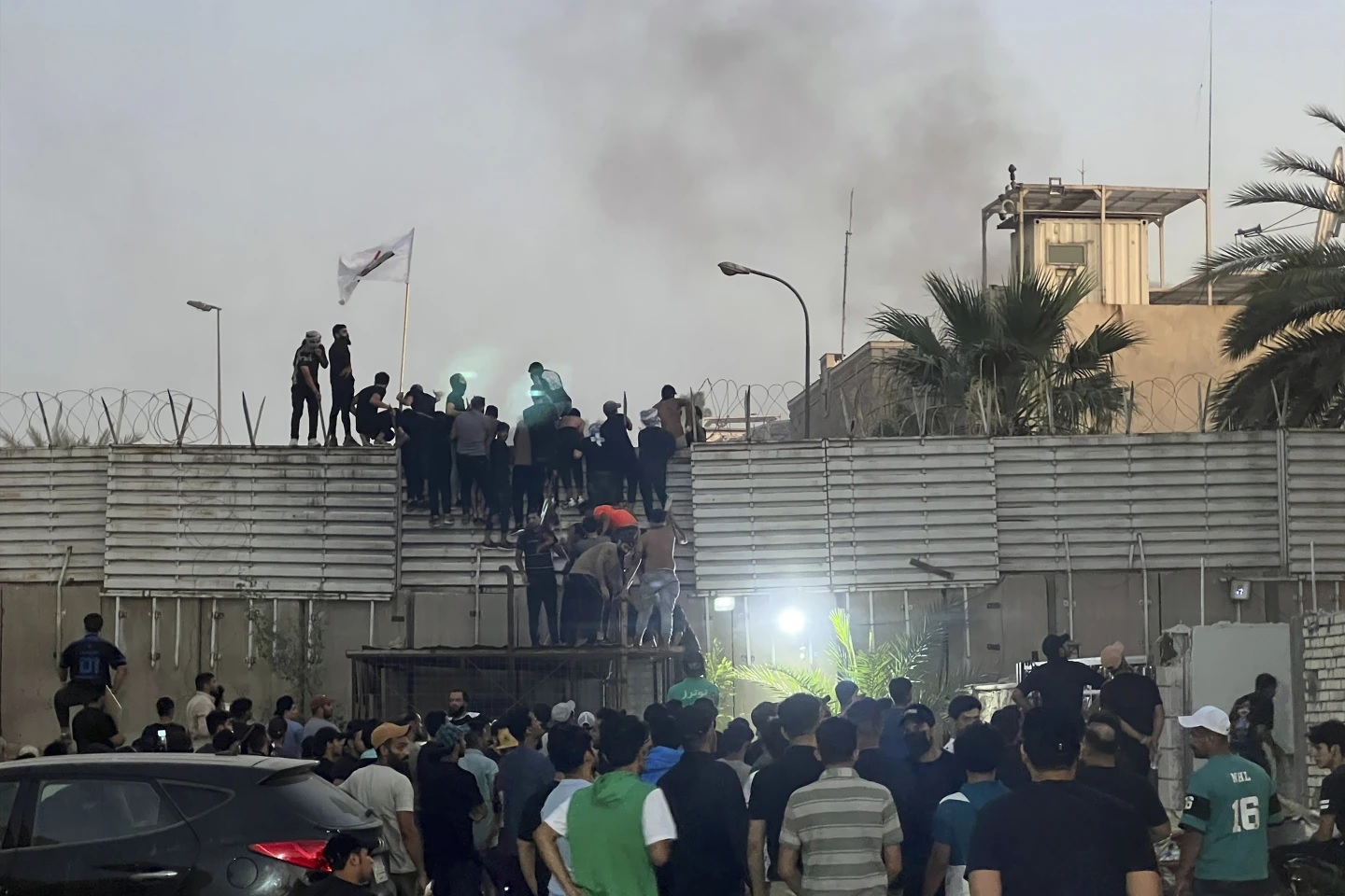 Massa Aksi Serbu dan Bakar Kedutaan Swedia di Baghdad sebagai protes pembakaran Alquran Swedia pada Kamis 20 Juli 2023. Foto: AFP.