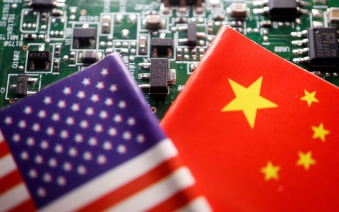 Bendera China dan AS dipajang di papan sirkuit tercetak dengan chip semikonduktor, dalam gambar ilustrasi ini diambil 17 Februari 2023. Foto: Reuters/Florence Lo/Illustration/File Foto.