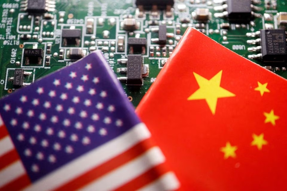 Bendera China dan AS dipajang di papan sirkuit tercetak dengan chip semikonduktor, dalam gambar ilustrasi ini diambil 17 Februari 2023. Foto: Reuters/Florence Lo/Illustration/File Foto.