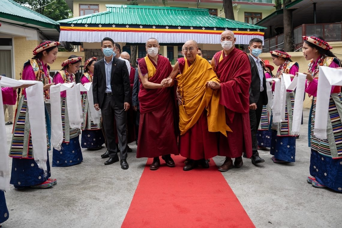 Dalai Lama saat merayakan ulang tahun yang ke-88. Photo: Tenzin Choejor/dalailama.com.