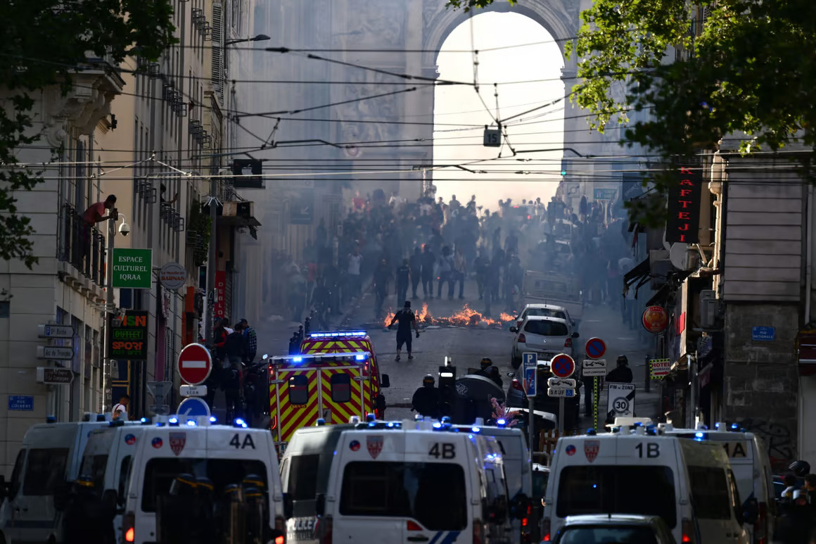 Kerusuhan Prancis Meningkat: 45 Ribu Polisi dan Kendaraan Lapis Baja Dikerahkan