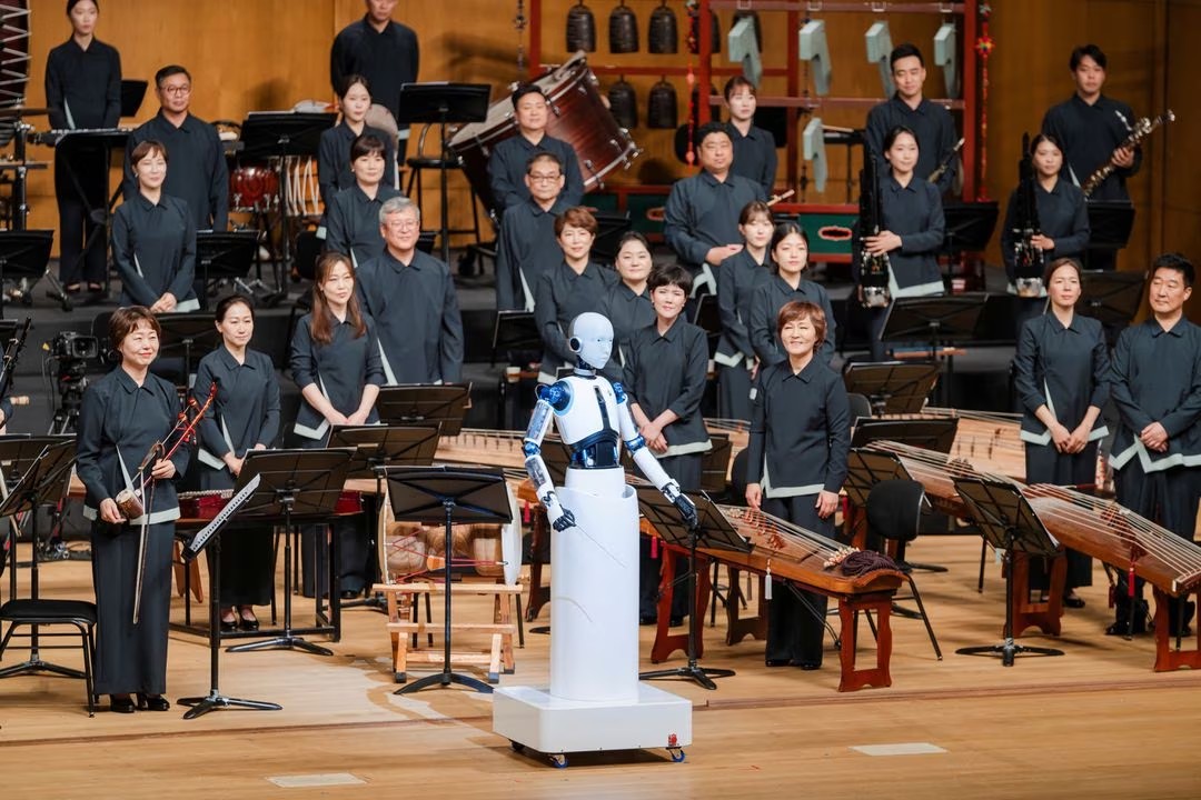 Sebuah Pertunjukkan Musik Orkestra di Seoul Dikonduktori Sebuah Robot