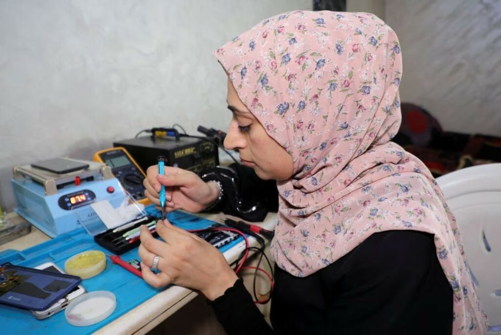 Di Gaza yang Konservatif, Wanita Ini Justru Dapatkan Pekerjaan Langka dengan Reparasi
