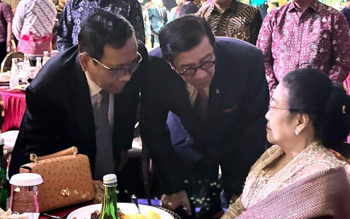 Bocorkan Bisikan Megawati, Mahfud MD: Banyak Masalah Penting Negara