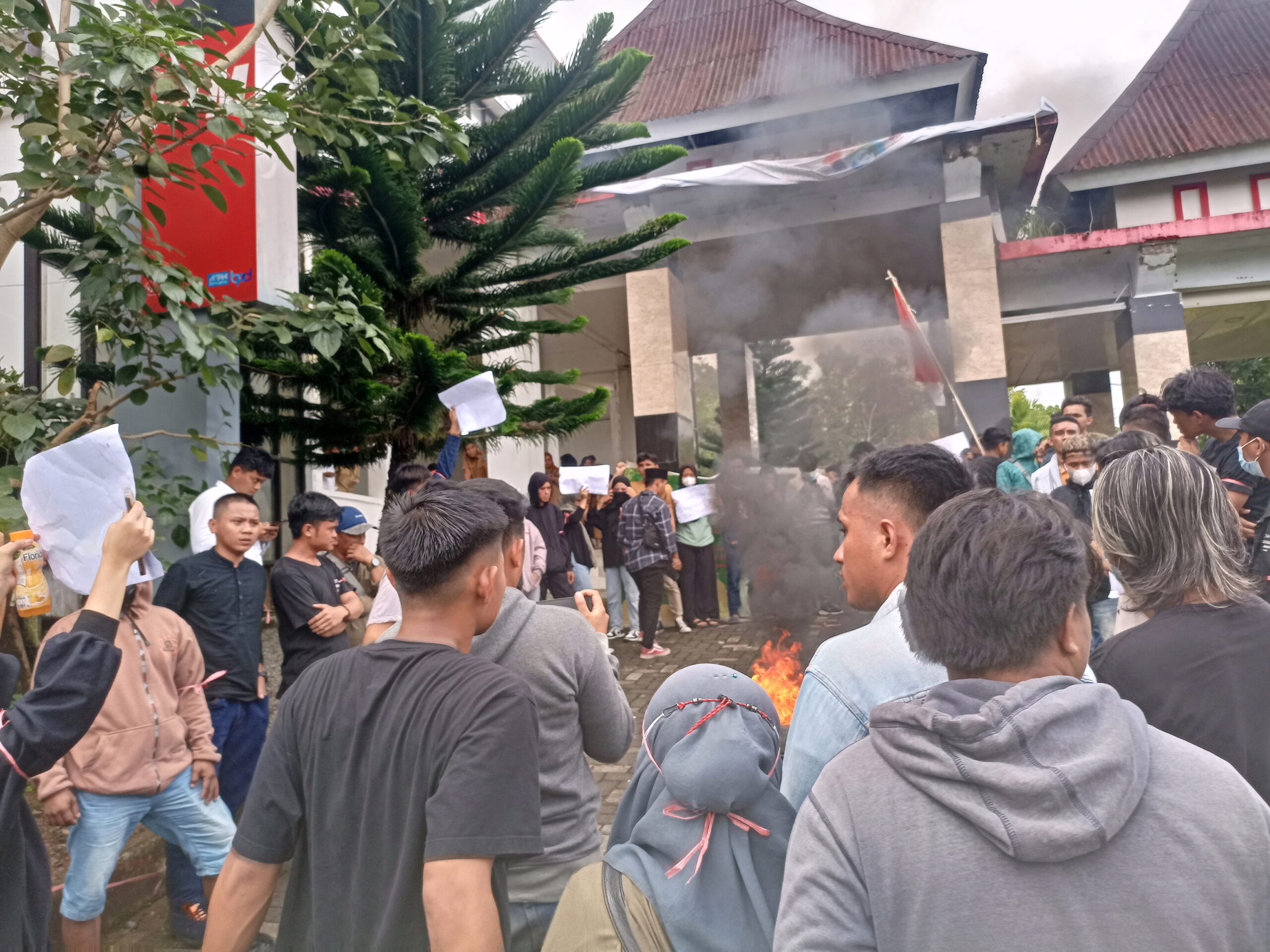 Demonstrasi Rakyat di Kantor Bupati Bolsel: Tolak PETI Tobayagan