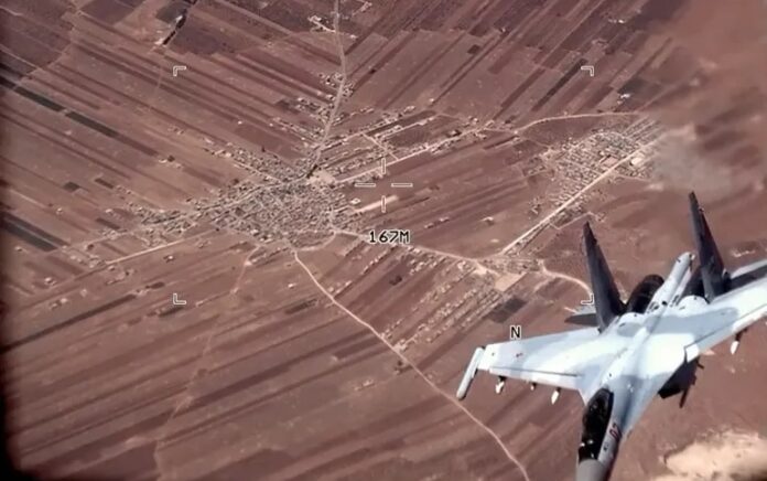 Dalam gambar dari video yang dirilis oleh Angkatan Udara AS ini, sebuah SU-35 Rusia terbang di dekat pesawat tak berawak MQ-9 Reaper Angkatan Udara AS pada 5 Juli 2023, di atas Suriah. Foto: Angkatan Udara AS melalui AP.