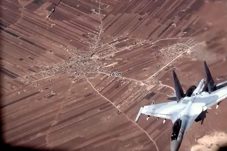 Dalam gambar dari video yang dirilis oleh Angkatan Udara AS ini, sebuah SU-35 Rusia terbang di dekat pesawat tak berawak MQ-9 Reaper Angkatan Udara AS pada 5 Juli 2023, di atas Suriah. Foto: Angkatan Udara AS melalui AP.