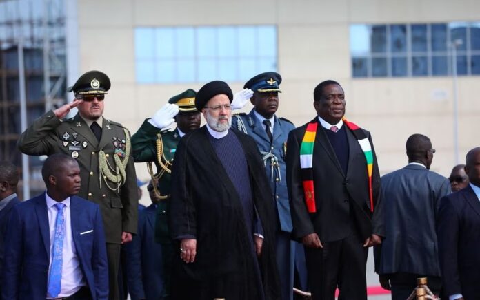 Presiden Iran Ebrahim Raisi disambut oleh Presiden Zimbabwe Emmerson Mnangagwa, di bandara Harare di Harare, Zimbabwe, pada 13 Juli 2023. Foto: Kepresidenan Iran/Mohammad Javad Ostad/WANA/Reuters.