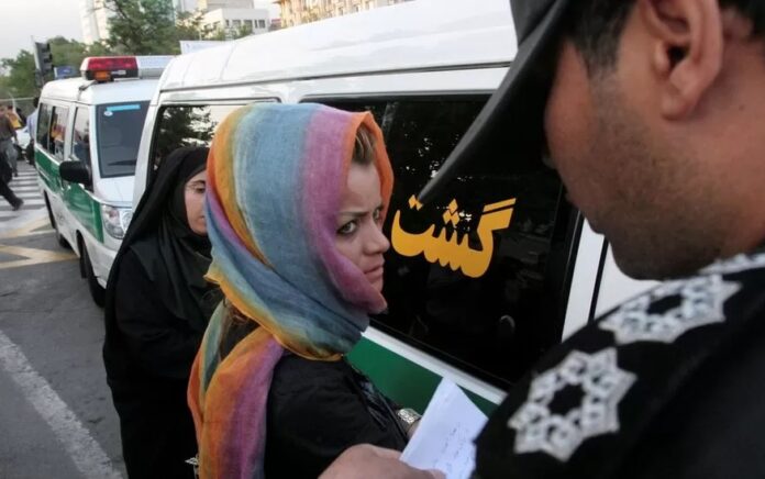 Polisi moralitas Iran yang kontroversial ditugaskan untuk menegakkan aturan berpakaian yang ketat di negara itu. Foto: Reuters.
