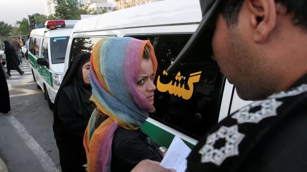 Polisi moralitas Iran yang kontroversial ditugaskan untuk menegakkan aturan berpakaian yang ketat di negara itu. Foto: Reuters.