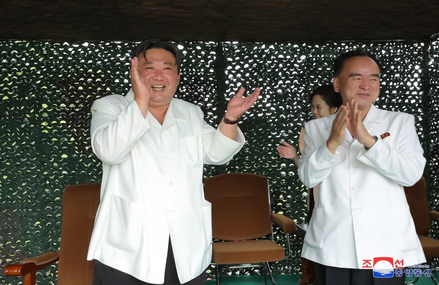 Pemimpin Korea Utara Kim Jong Un bertepuk tangan saat Hwasong-18 lepas landas. Foto: KCNA.