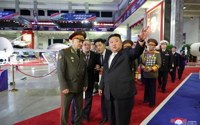 Pemimpin Korea Utara Kim Jong Un dan Menteri Pertahanan Rusia Sergei Shoigu mengunjungi pameran peralatan bersenjata dalam rangka peringatan 70 tahun gencatan senjata Perang Korea, 27 Juli 2023. Foto: KCNA.