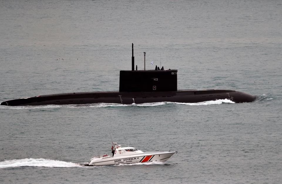 Kapal Penjaga Pantai Turki mengawal kapal selam diesel-listrik kelas Kilo Rusia Krasnodar saat berlayar di Bosphorus, menuju Laut Mediterania, di Istanbul, Turki, 14 Maret 2019. Foto: Reuters/Murad Sezer/File Foto.