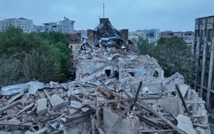 Pandangan umum bangunan yang rusak setelah serangan roket Rusia yang menghantam sebuah gedung apartemen, di tengah serangan Rusia terhadap Ukraina, di Lviv, Ukraina dalam tangkapan layar ini diperoleh dari video selebaran yang dirilis pada 6 Juli 2023. Foto: Layanan Pers Presiden/HO / Reuters.