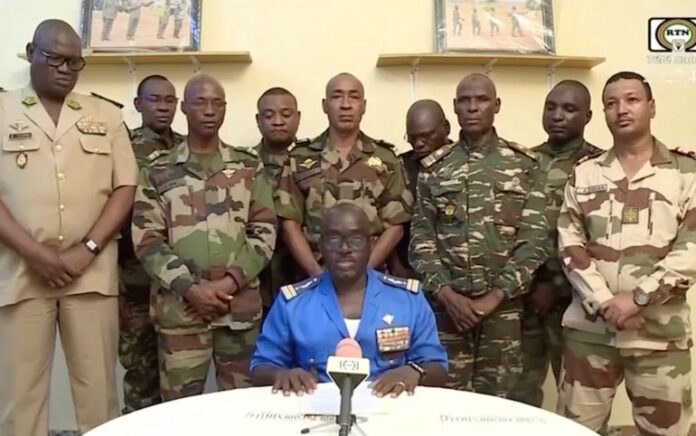Juru bicara militer Niger Kolonel-Mayor Amadou Abdramane berbicara dalam sebuah penampilan di televisi nasional, setelah Presiden Mohamed Bazoum ditahan di istana kepresidenan di Niamey, Niger, 26 Juli 2023, dalam gambar diam yang diambil dari video ini. Foto: ORTN melalui Reuters TV.