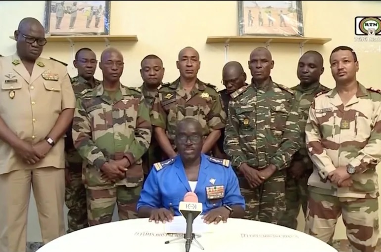 Juru bicara militer Niger Kolonel-Mayor Amadou Abdramane berbicara dalam sebuah penampilan di televisi nasional, setelah Presiden Mohamed Bazoum ditahan di istana kepresidenan di Niamey, Niger, 26 Juli 2023, dalam gambar diam yang diambil dari video ini. Foto: ORTN melalui Reuters TV.