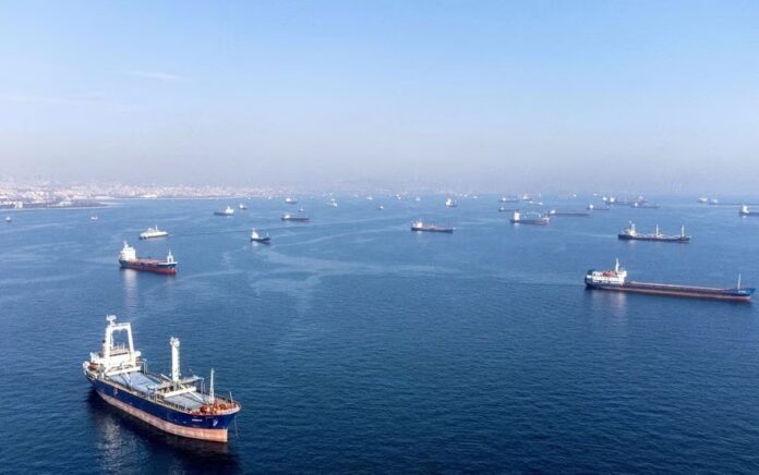 Kapal komersial termasuk kapal yang merupakan bagian dari kesepakatan biji-bijian Laut Hitam menunggu untuk melewati selat Bosphorus di lepas pantai Yenikapi saat pagi berkabut di Istanbul, Turki, 31 Oktober 2022. Foto: Reuters/Umit Bektas/File Foto.