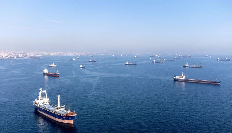Kapal komersial termasuk kapal yang merupakan bagian dari kesepakatan biji-bijian Laut Hitam menunggu untuk melewati selat Bosphorus di lepas pantai Yenikapi saat pagi berkabut di Istanbul, Turki, 31 Oktober 2022. Foto: Reuters/Umit Bektas/File Foto.