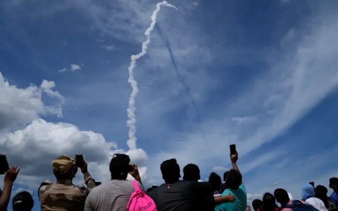 Orang-orang menyaksikan peluncuran Chandrayaan-3 di Sriharikota, India, Jumat, 14 Juli 2023. Foto: Aijaz Rahi/AP.