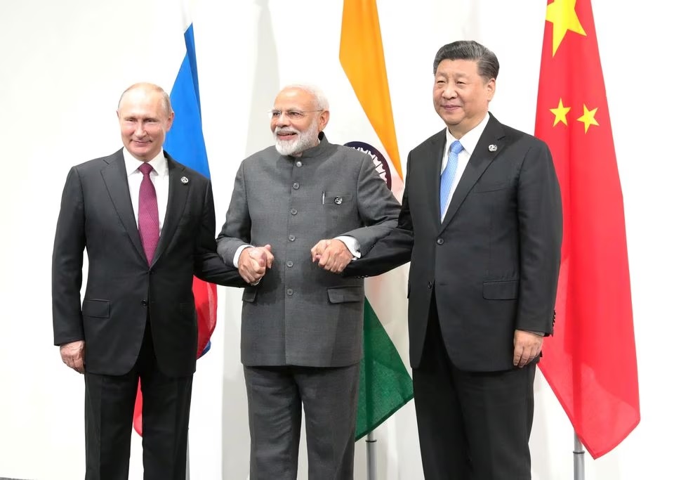Presiden Rusia Vladimir Putin (kiri), Perdana Menteri India Narendra Modi (tengah) dan Presiden China Xi Jinping berfoto dalam pertemuan di sela-sela KTT G20 di Osaka, Jepang 28 Juni 2019. Foto: Sputnik/ Mikhail Klimentyev/Kremlin.