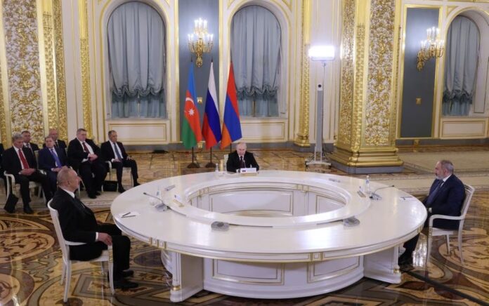 Presiden Rusia Vladimir Putin bertemu dengan Perdana Menteri Armenia Nikol Pashinyan dan Presiden Azerbaijan Ilham Aliyev di sela-sela KTT Uni Ekonomi Eurasia di Moskow, Rusia 25 Mei 2023. Foto: Sputnik/Mikhail Metzel via Reuters.