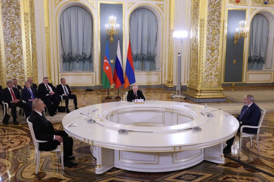 Presiden Rusia Vladimir Putin bertemu dengan Perdana Menteri Armenia Nikol Pashinyan dan Presiden Azerbaijan Ilham Aliyev di sela-sela KTT Uni Ekonomi Eurasia di Moskow, Rusia 25 Mei 2023. Foto: Sputnik/Mikhail Metzel via Reuters.