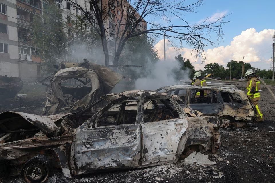 Petugas pemadam kebakaran bekerja di lokasi serangan militer Rusia di kota Pervomaiskyi, di tengah serangan Rusia di Ukraina, di wilayah Kharkiv, Ukraina 4 Juli 2023. Foto: Reuters/Stringer.