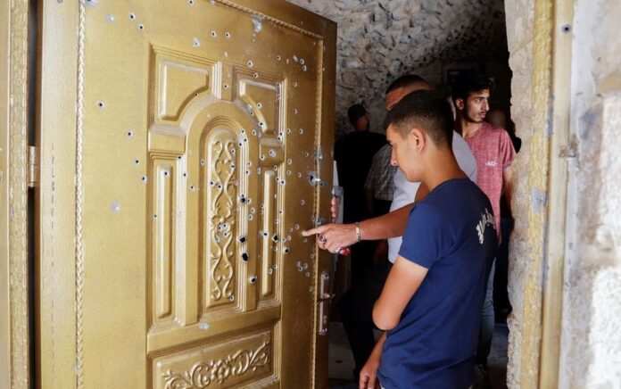 Orang-orang memeriksa kerusakan di sebuah rumah di mana dua warga Palestina tewas dalam serangan Israel di Nablus di Tepi Barat yang diduduki Israel 7 Juli 2023. Foto: Reuters/Raneen Sawafta.