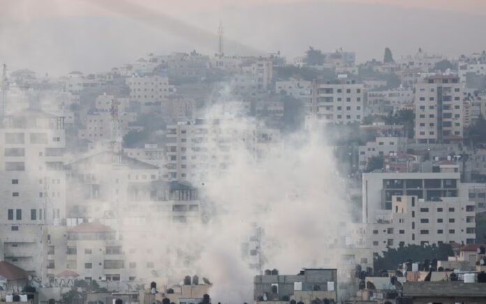 Asap mengepul selama operasi militer Israel, di Tepi Barat yang diduduki Israel 3 Juli 2023. Foto: Reuters/Mohamad Torokman.