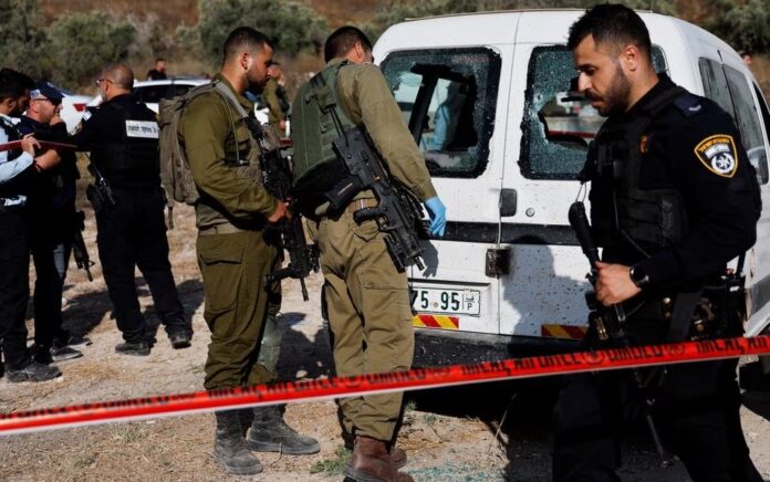 Pasukan Israel memeriksa lokasi serangan penembakan di dekat Nablus, di Tepi Barat yang diduduki Israel 6 Juli 2023. Foto: Reuters/Ammar Awad.