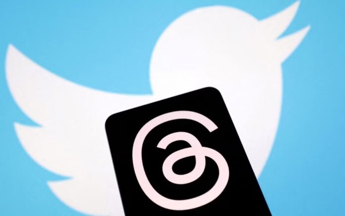 Aplikasi Meta's Threads dan logo Twitter terlihat dalam ilustrasi ini yang diambil pada 4 Juli 2023. Foto: Reuters/Dado Ruvic/Illustration/File Photo.